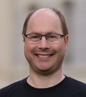Dr. Stefan Wolf